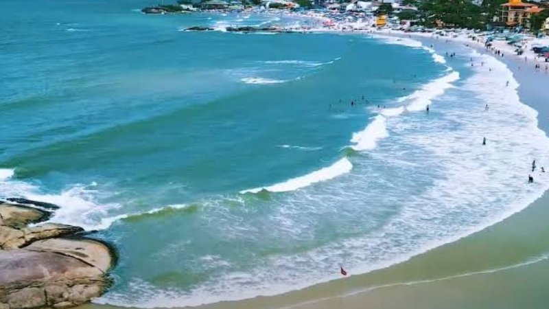 Maré alta assusta moradores e cobre praias de Itapoá, no norte de SC