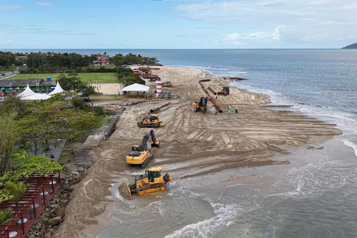 Obra de alargamento da praia em Itapoá terá pausa temporária devido a deslocamento de draga
